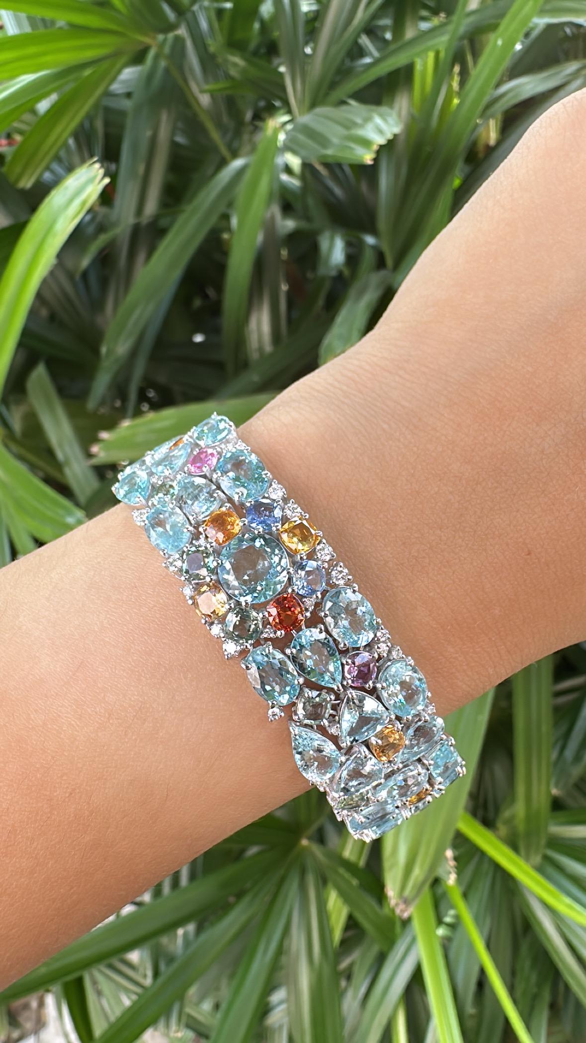 Pulsera moderna engastada en oro de 18 quilates, aguamarinas, zafiros múltiples de Ceilán y diamantes en venta 2