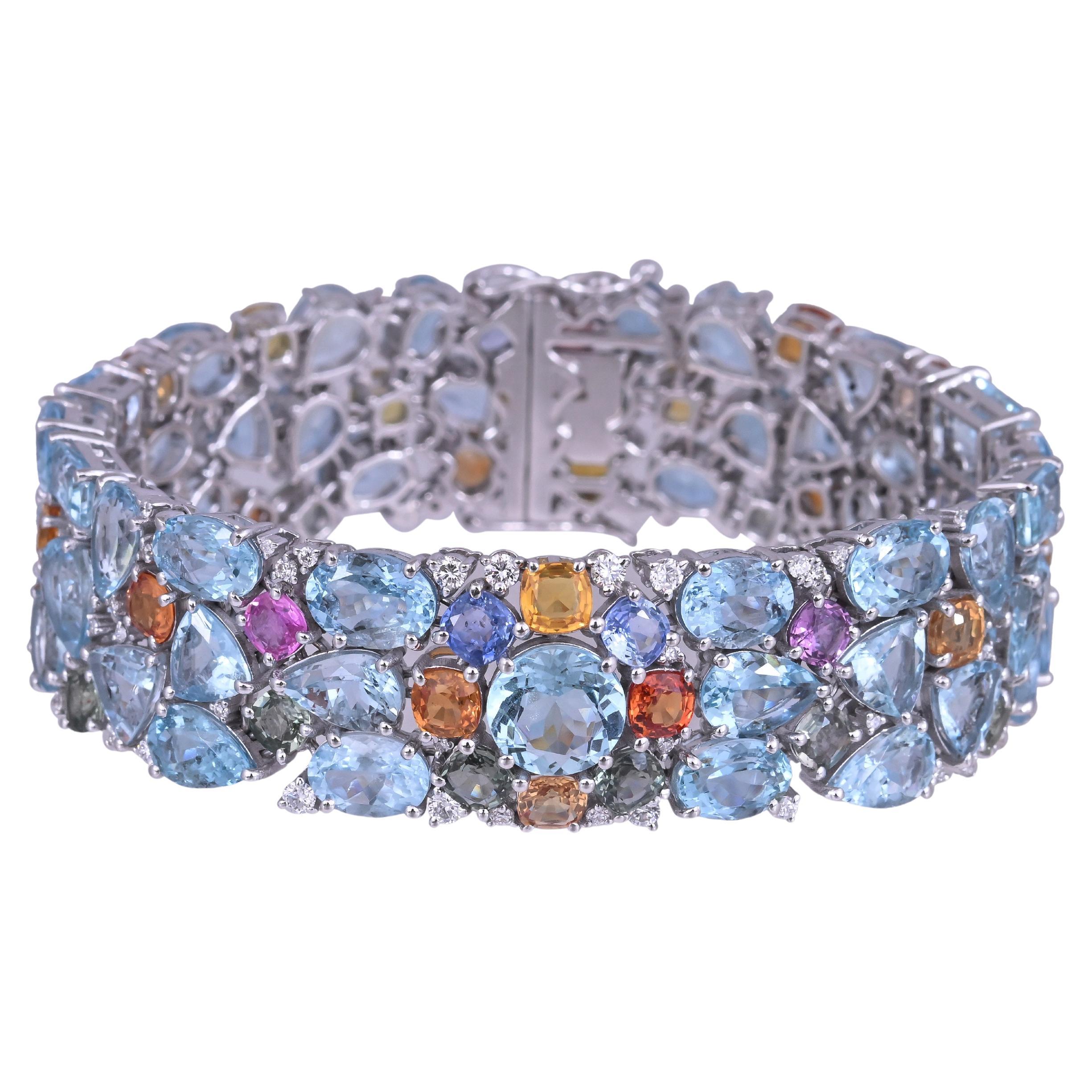 Pulsera moderna engastada en oro de 18 quilates, aguamarinas, zafiros múltiples de Ceilán y diamantes