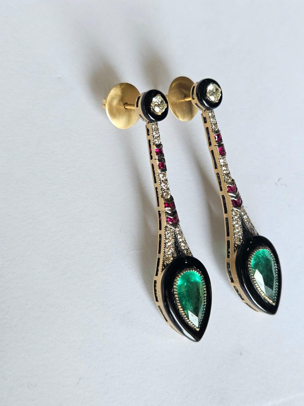 Taglio a goccia Orecchini pendenti in oro 18 carati, Art Deco, smeraldo, onice nero, rubino e diamanti in vendita