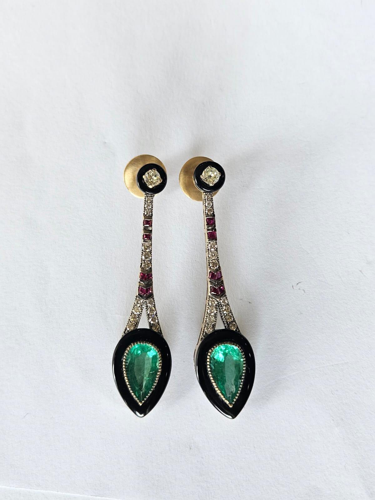 Orecchini pendenti in oro 18 carati, Art Deco, smeraldo, onice nero, rubino e diamanti In condizioni Nuovo in vendita a Hong Kong, HK