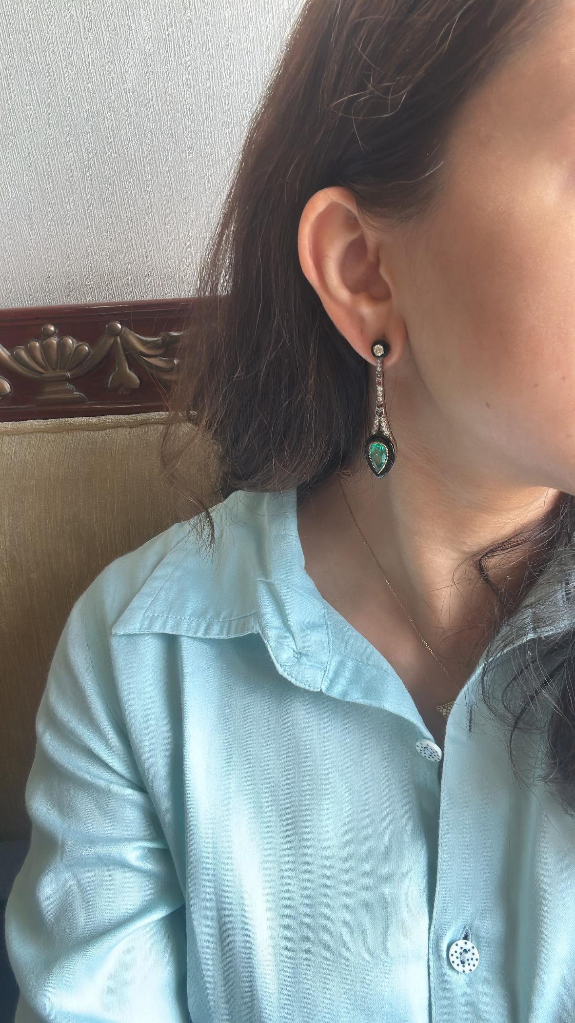 Orecchini pendenti in oro 18 carati, Art Deco, smeraldo, onice nero, rubino e diamanti in vendita 1