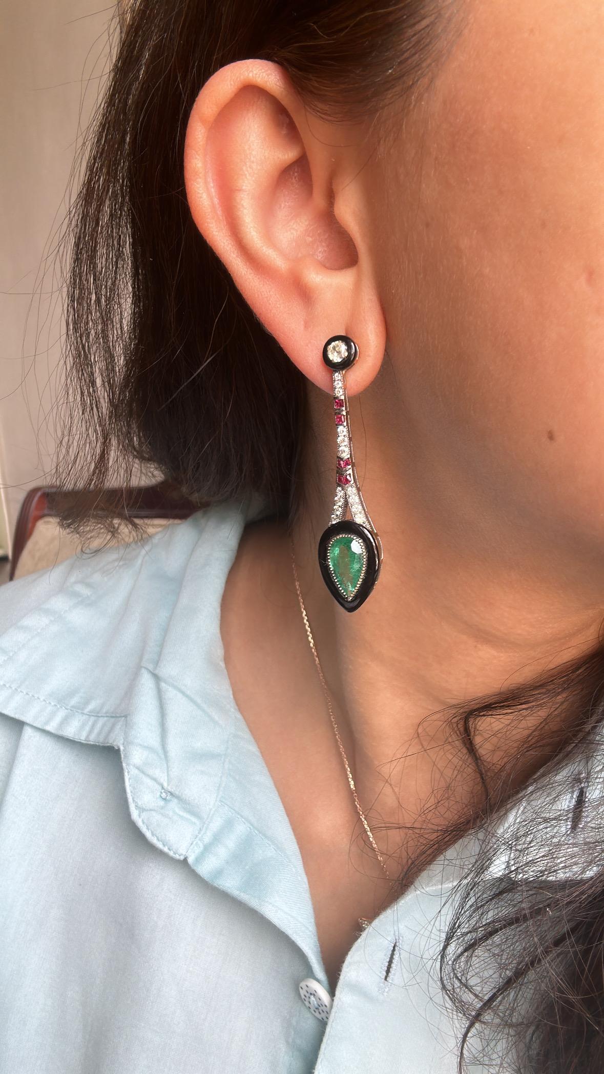 Orecchini pendenti in oro 18 carati, Art Deco, smeraldo, onice nero, rubino e diamanti in vendita 3
