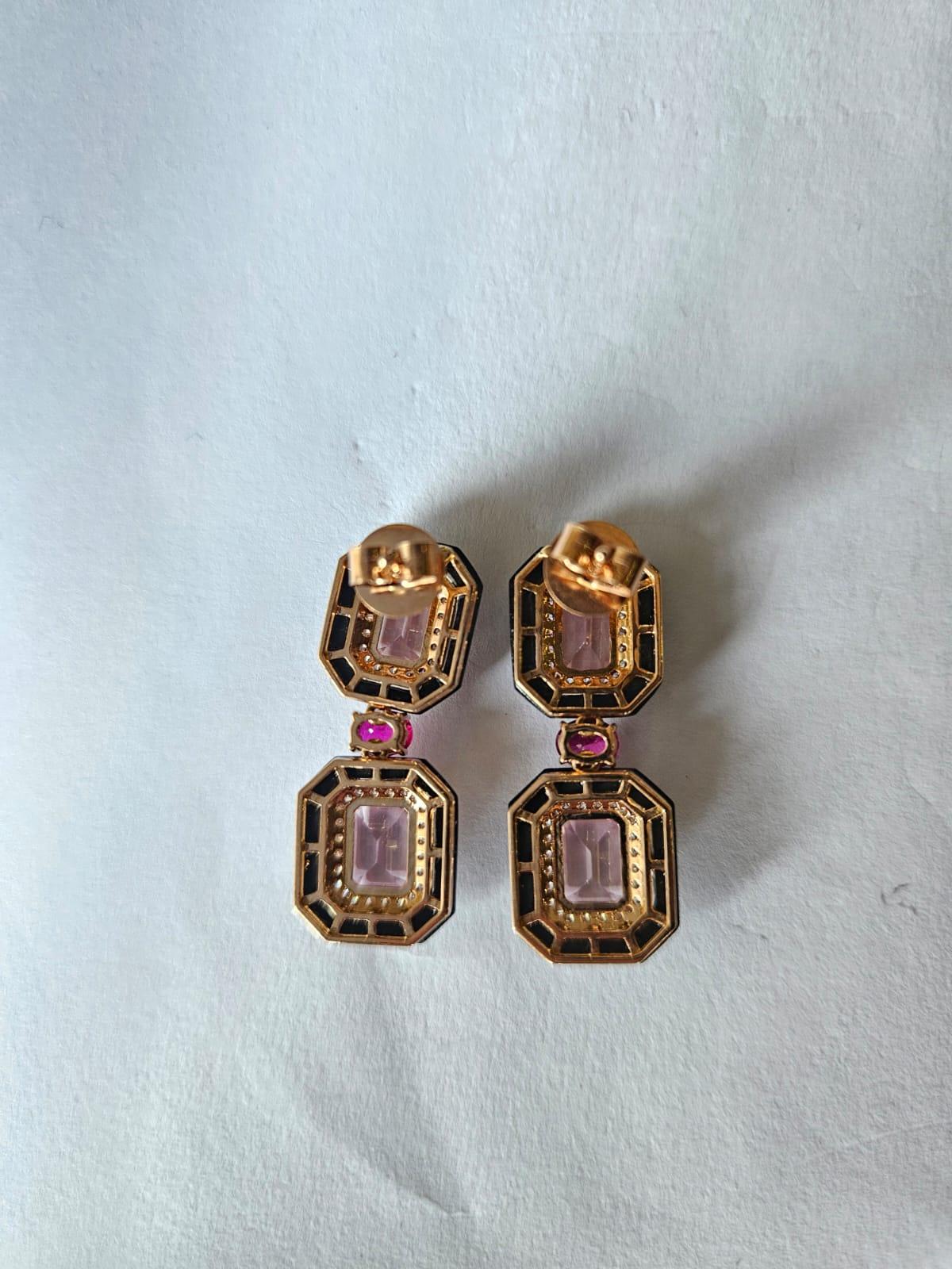 Preciosos pendientes colgantes de Morganita, Rubí y Ónice Negro, de estilo art decó, engastados en oro rosa de 18 quilates y diamantes naturales. El peso de las Morganitas es de 4.79 quilates. El peso de los Rubíes es de 0,86 quilates. El peso del