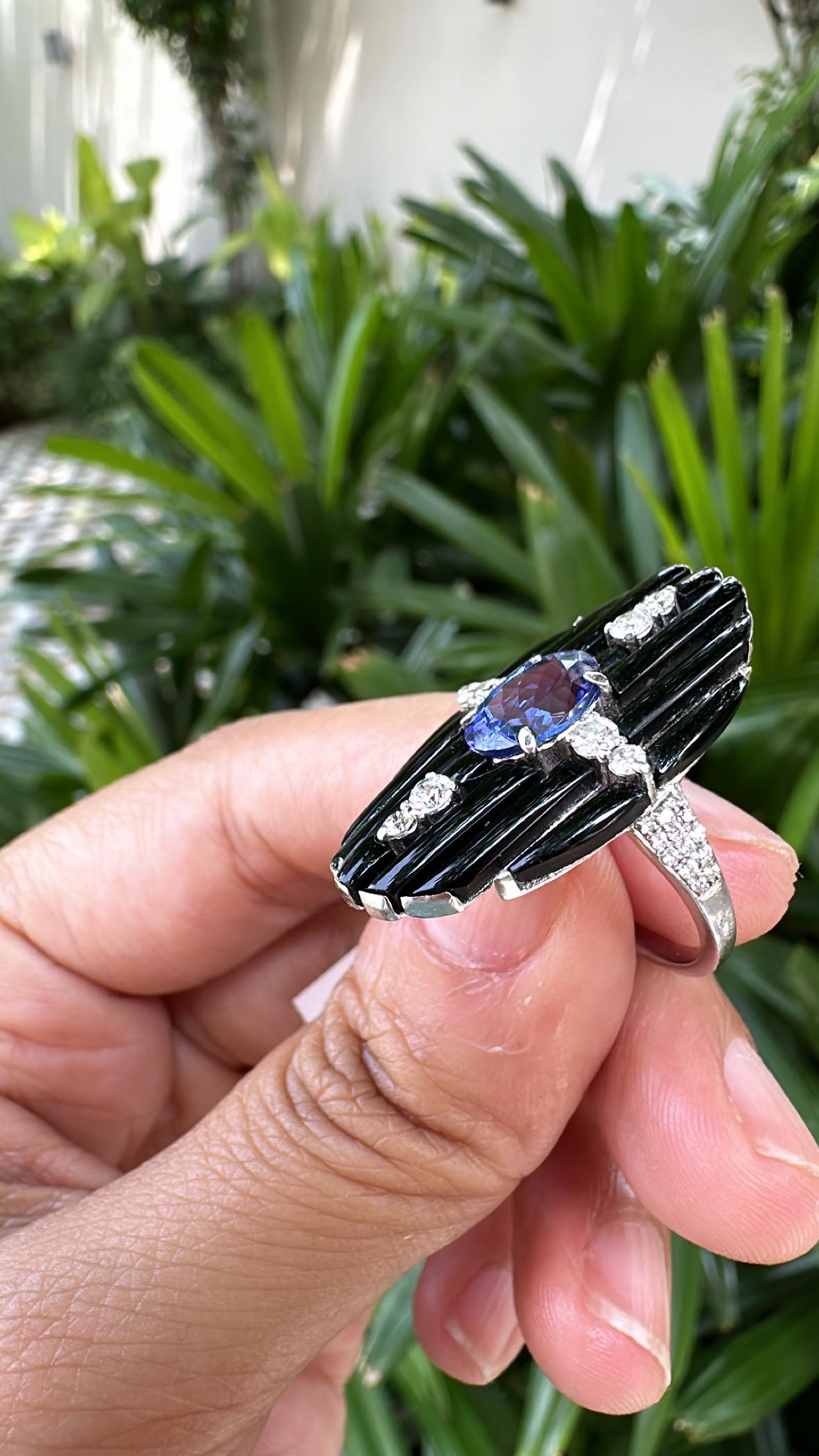 Magnifique bague cocktail en or blanc 18 carats et diamants naturels, composée de tanzanite et d'onyx noir. Le poids de la tanzanite est de 2,07 carats. La tanzanite provient de Tanzanie et est produite de manière responsable. Le poids de l'onyx