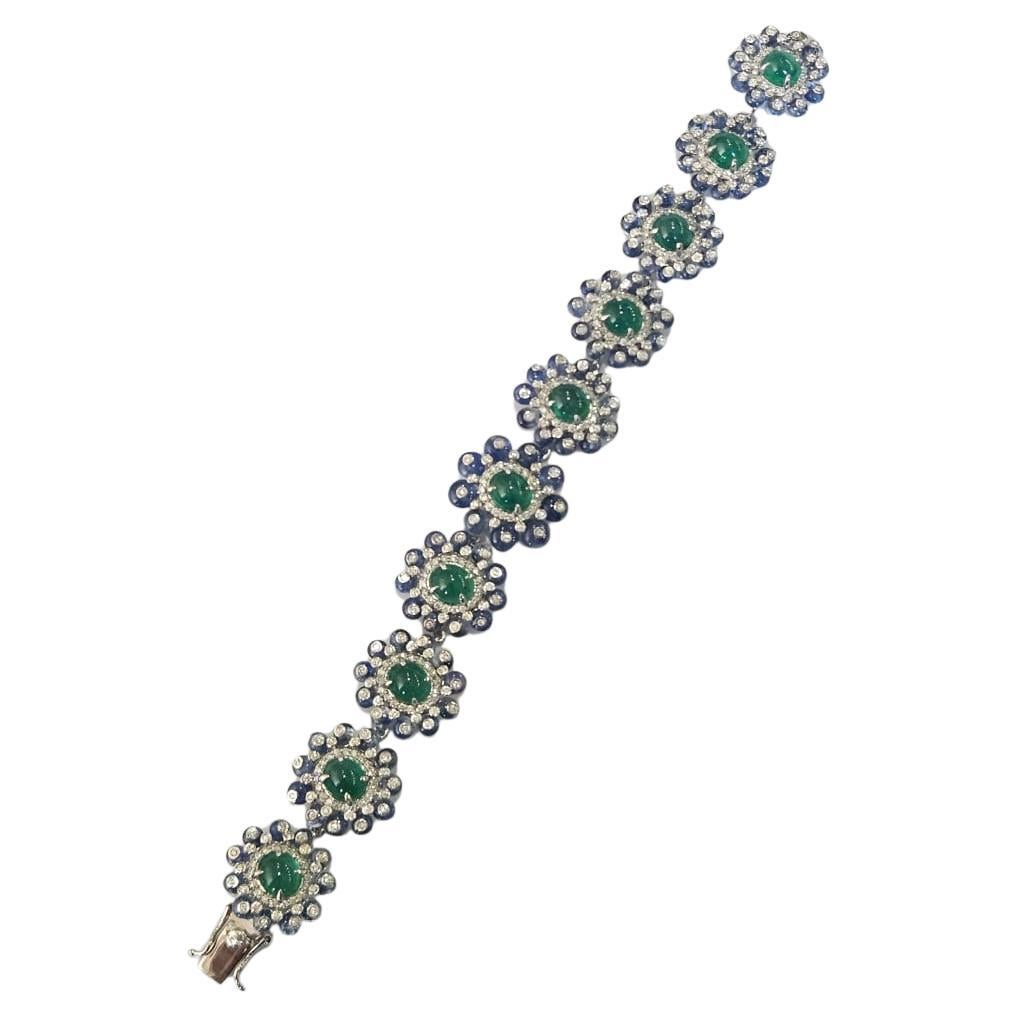 Bracelet moderne en or 18 carats, cabochons de saphirs bleus et d
émeraudes et diamants en vente