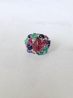 Anillo de cóctel engastado en oro de 18 quilates, zafiro azul, esmeralda, rubí, rubelita y diamantes
