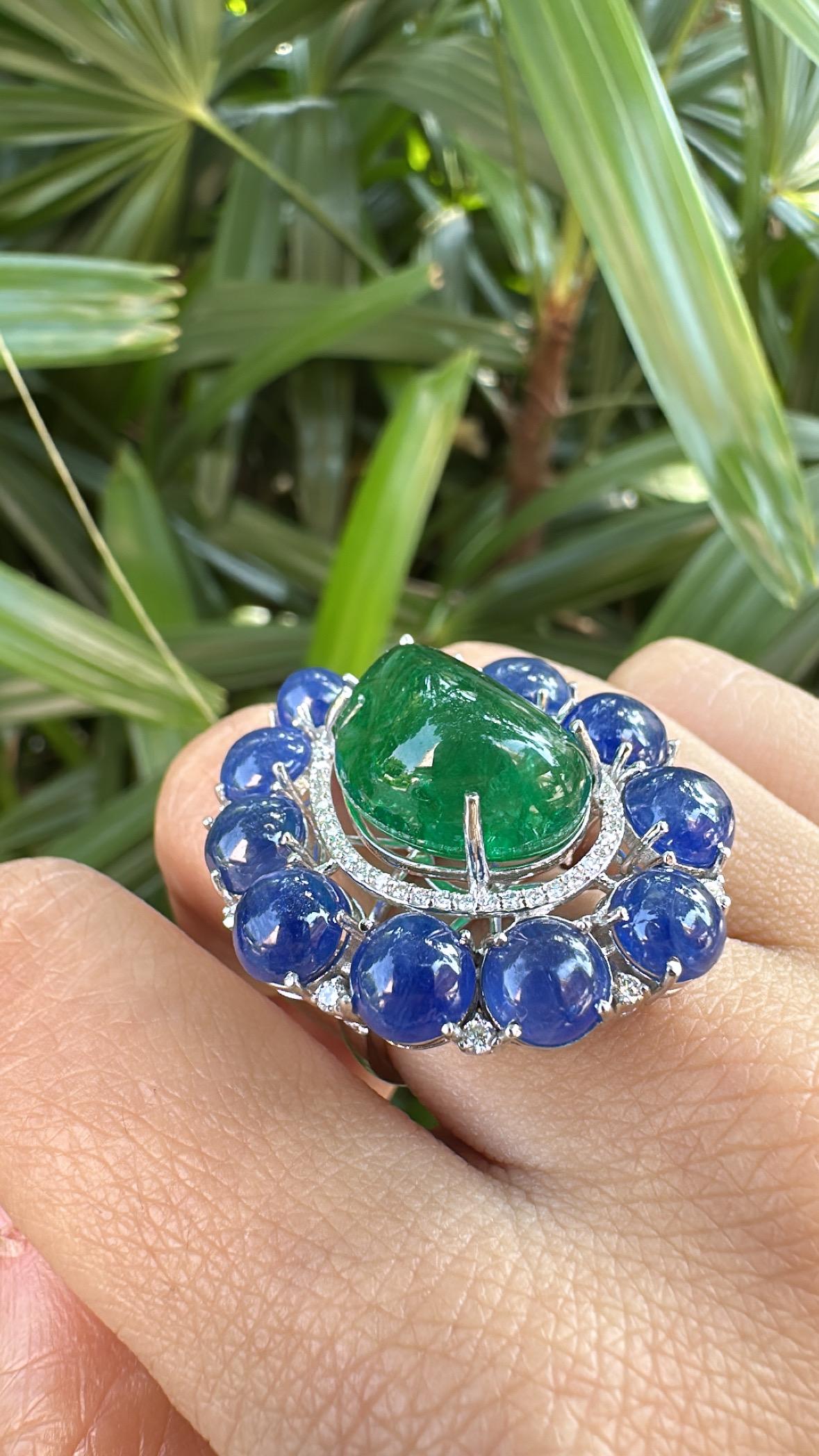 Bague de cocktail en or 18 carats, cabochons de saphirs bleus et d'émeraudes et diamants en vente 4
