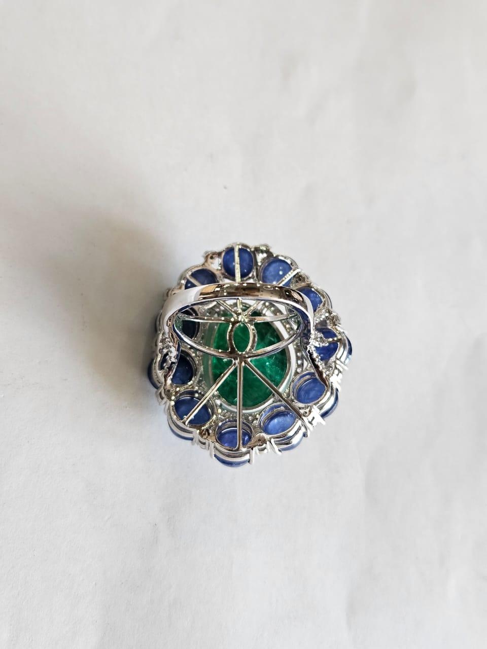 Moderne Bague de cocktail en or 18 carats, cabochons de saphirs bleus et d'émeraudes et diamants en vente