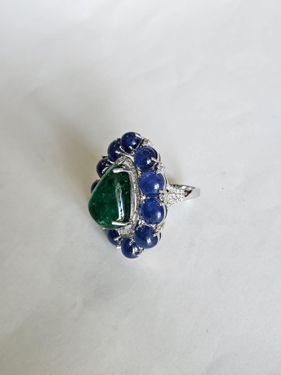 Taille cabochon Bague de cocktail en or 18 carats, cabochons de saphirs bleus et d'émeraudes et diamants en vente