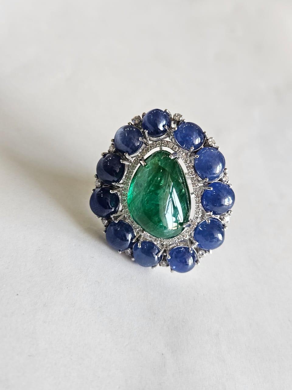 Bague de cocktail en or 18 carats, cabochons de saphirs bleus et d'émeraudes et diamants Neuf - En vente à Hong Kong, HK