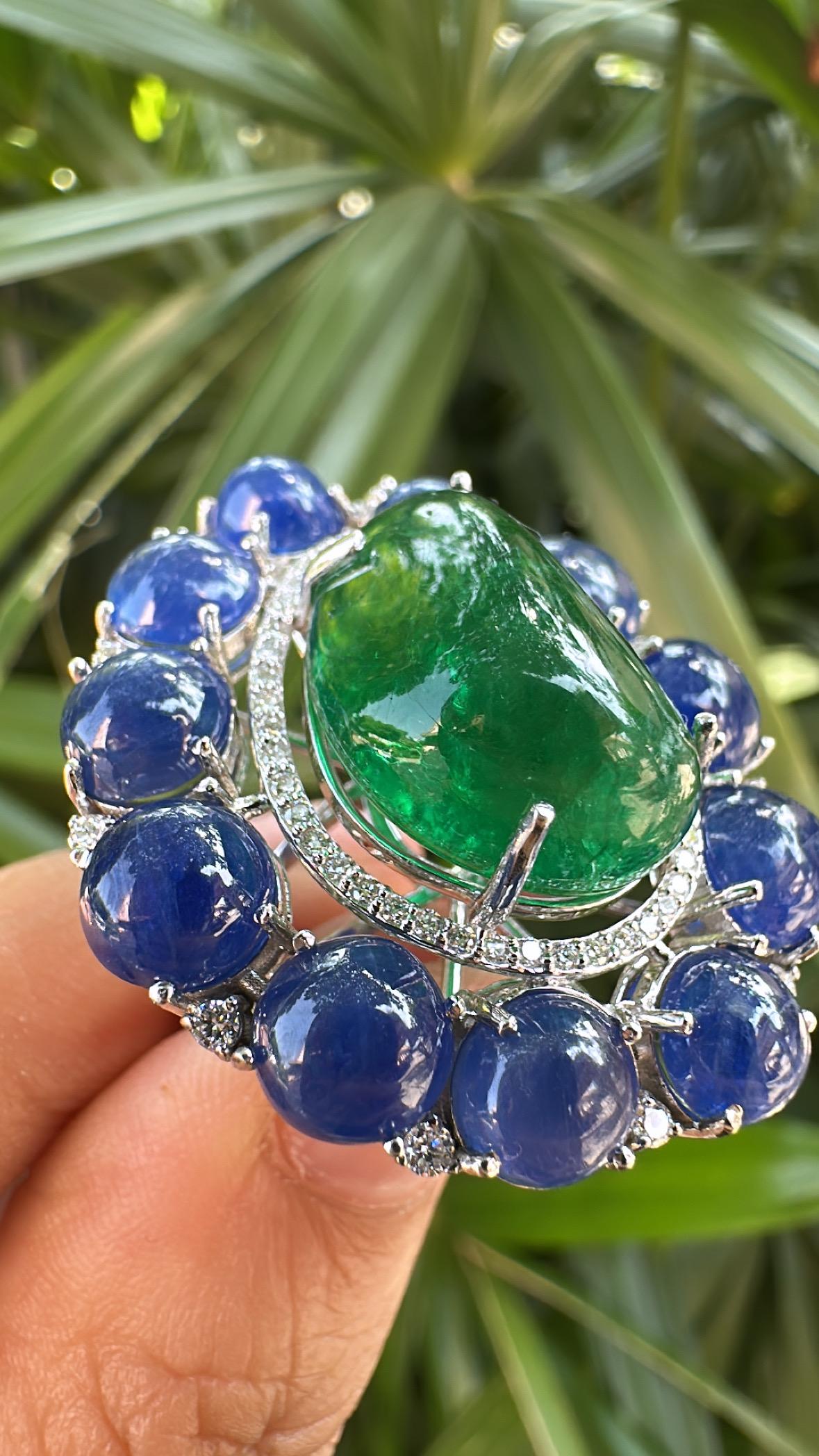 Bague de cocktail en or 18 carats, cabochons de saphirs bleus et d'émeraudes et diamants Unisexe en vente