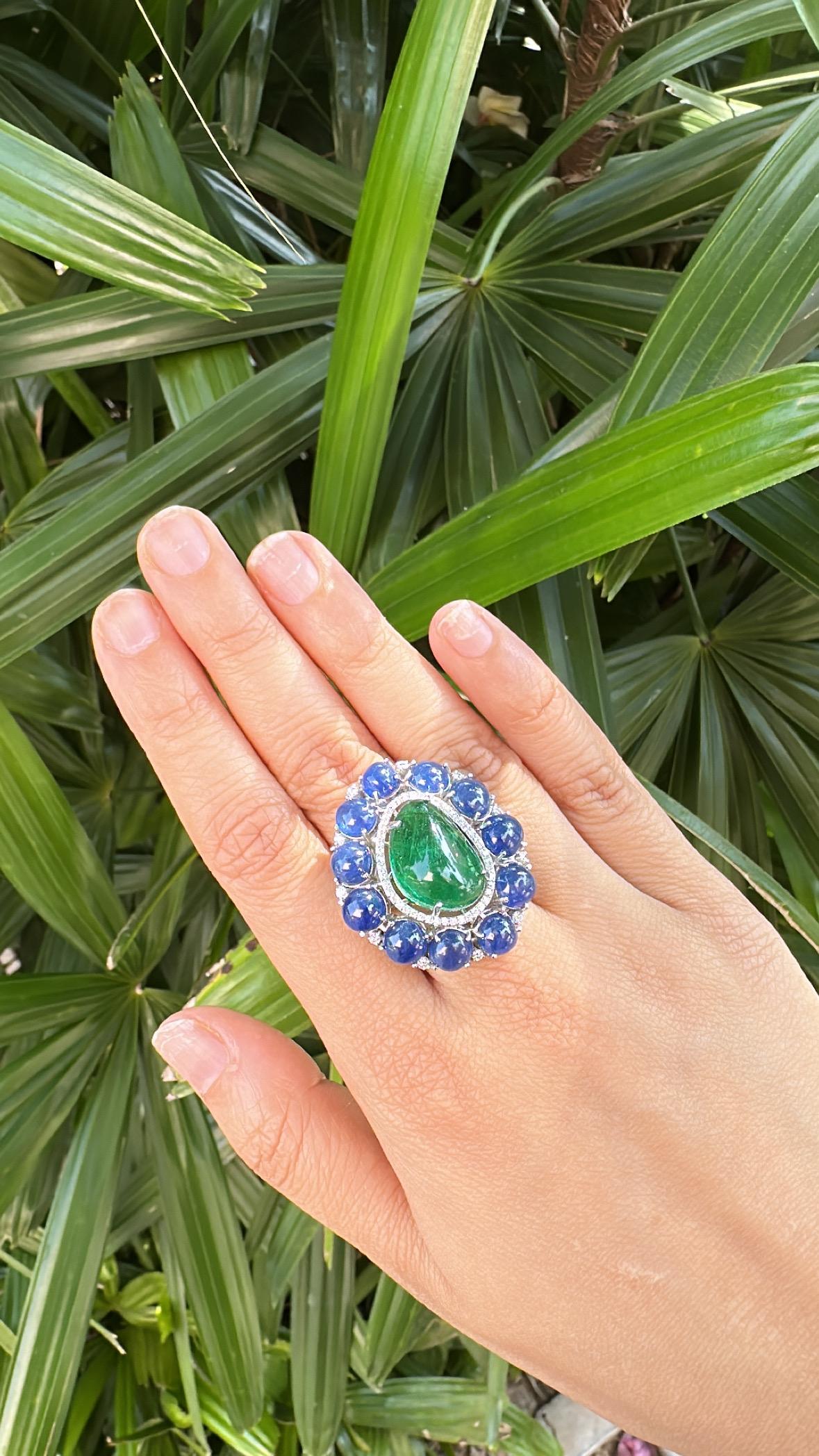 Bague de cocktail en or 18 carats, cabochons de saphirs bleus et d'émeraudes et diamants en vente 1
