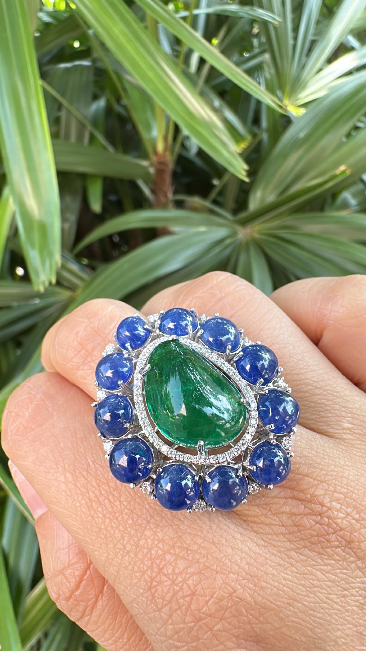 Bague de cocktail en or 18 carats, cabochons de saphirs bleus et d'émeraudes et diamants en vente 2