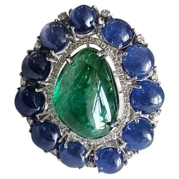 Anello da cocktail in oro 18 carati, zaffiro blu e smeraldi cabochon e diamanti