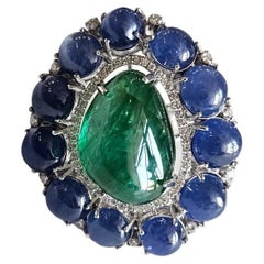 Bague de cocktail en or 18 carats, cabochons de saphirs bleus et d'émeraudes et diamants