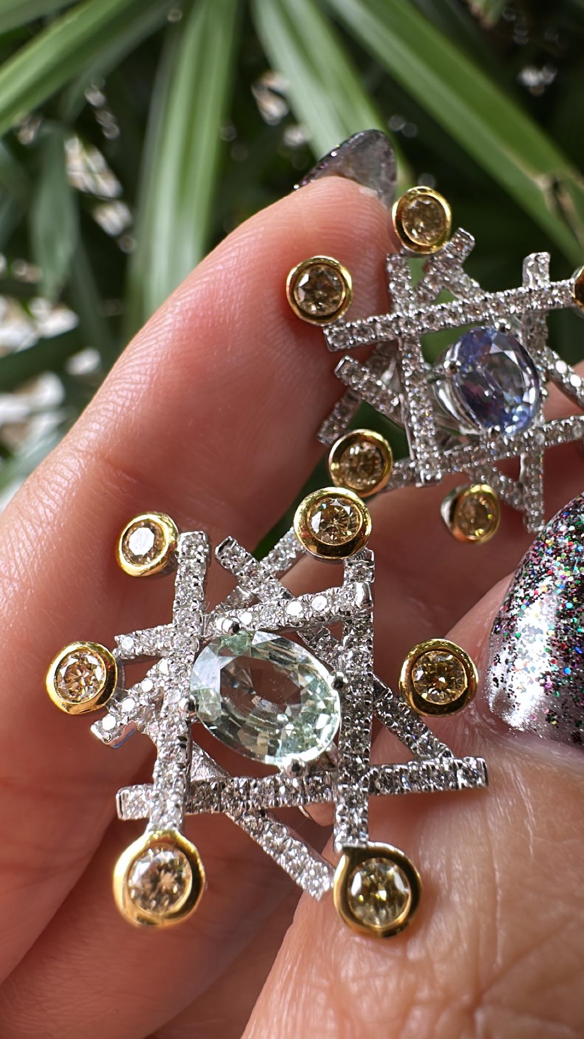 Ohrstecker mit blauem Saphir, grünem Saphir und gelben Diamanten, gefasst in 18K Gold im Angebot 5