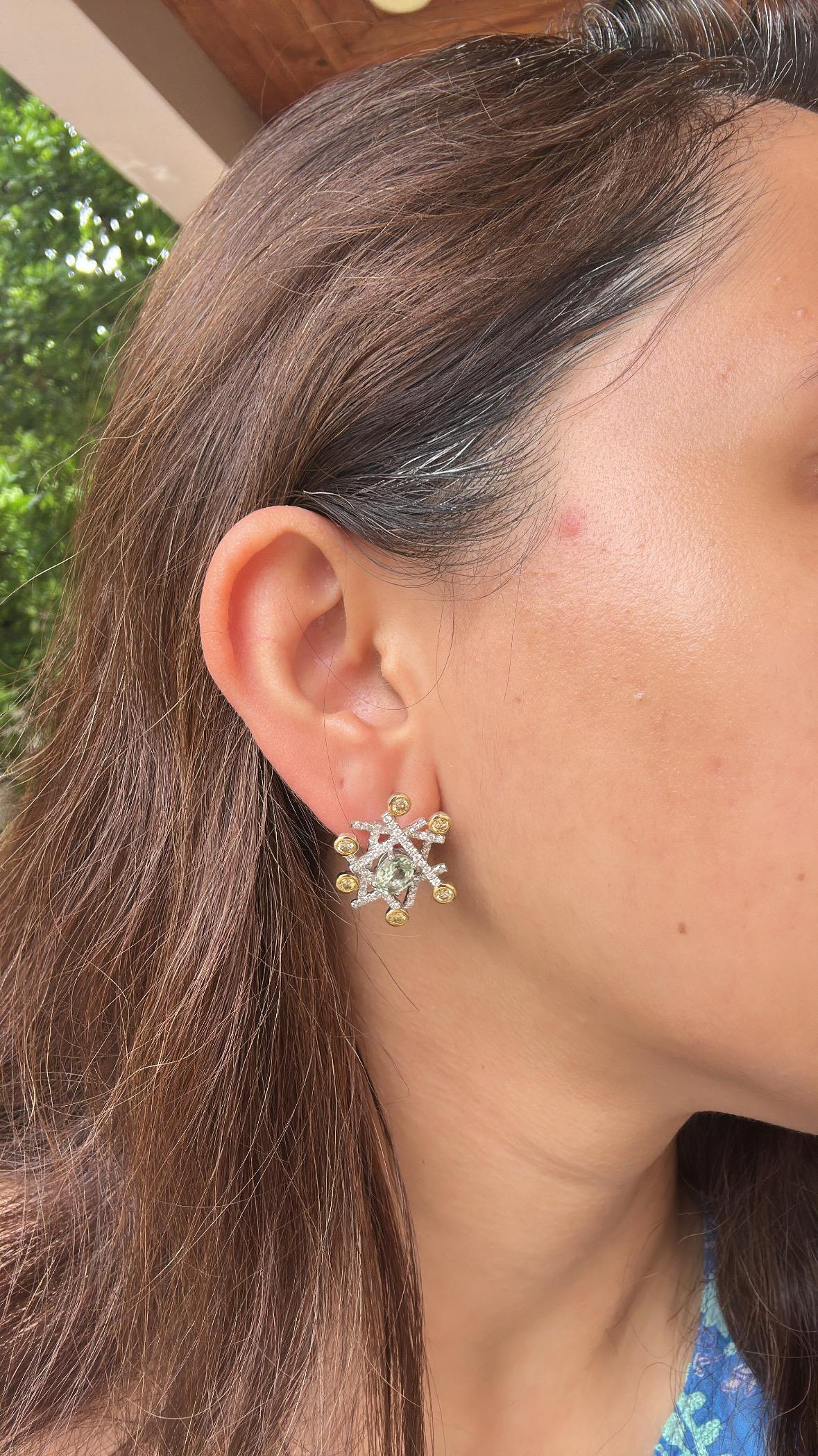 Ohrstecker mit blauem Saphir, grünem Saphir und gelben Diamanten, gefasst in 18K Gold im Angebot 6