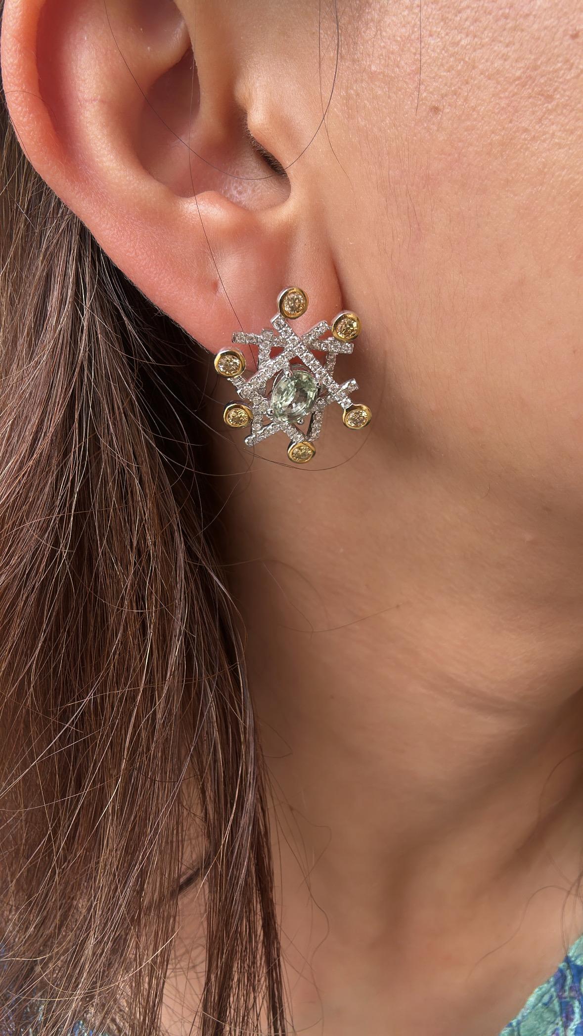 Ohrstecker mit blauem Saphir, grünem Saphir und gelben Diamanten, gefasst in 18K Gold im Angebot 1