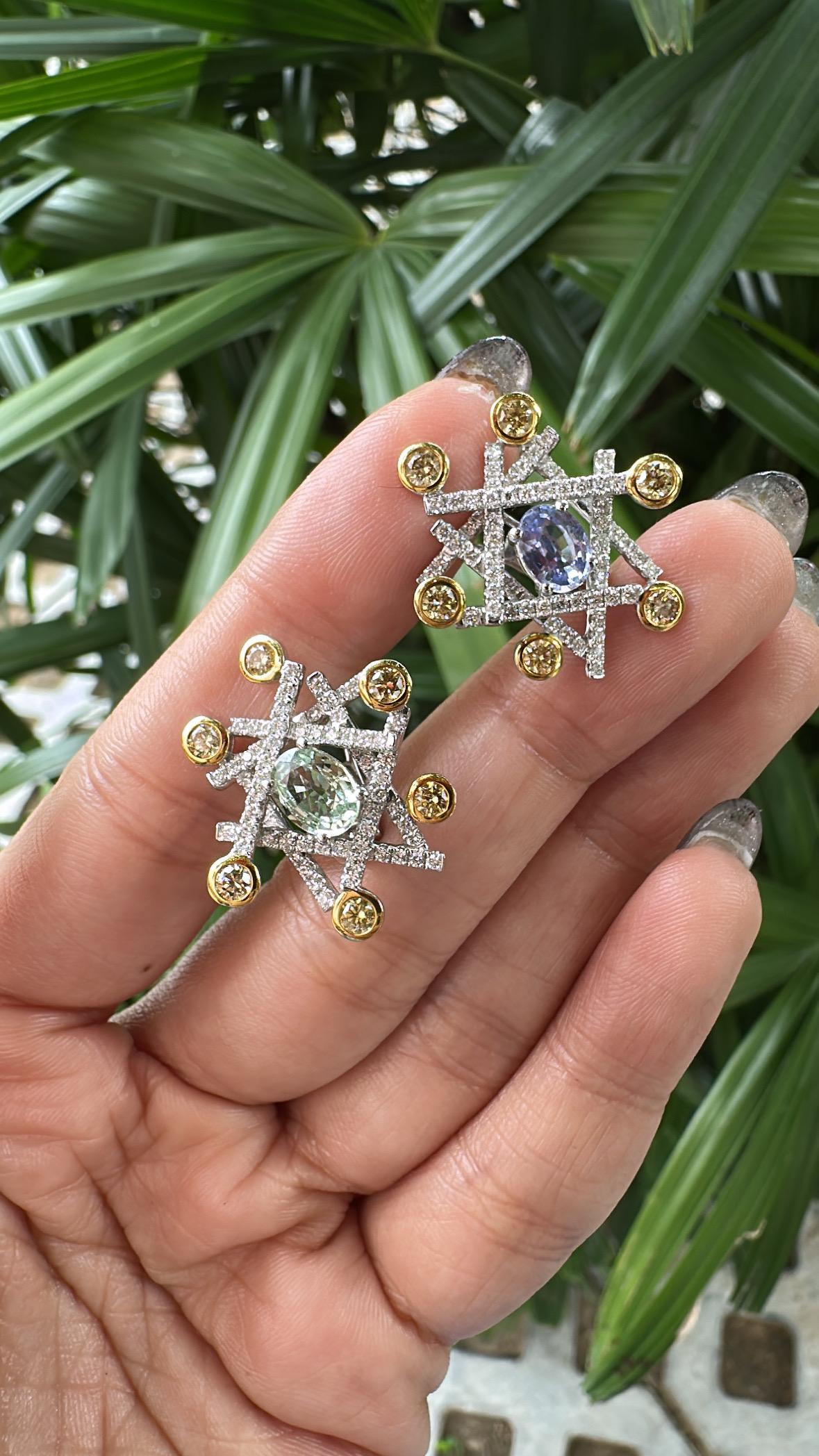 Ohrstecker mit blauem Saphir, grünem Saphir und gelben Diamanten, gefasst in 18K Gold im Angebot 2
