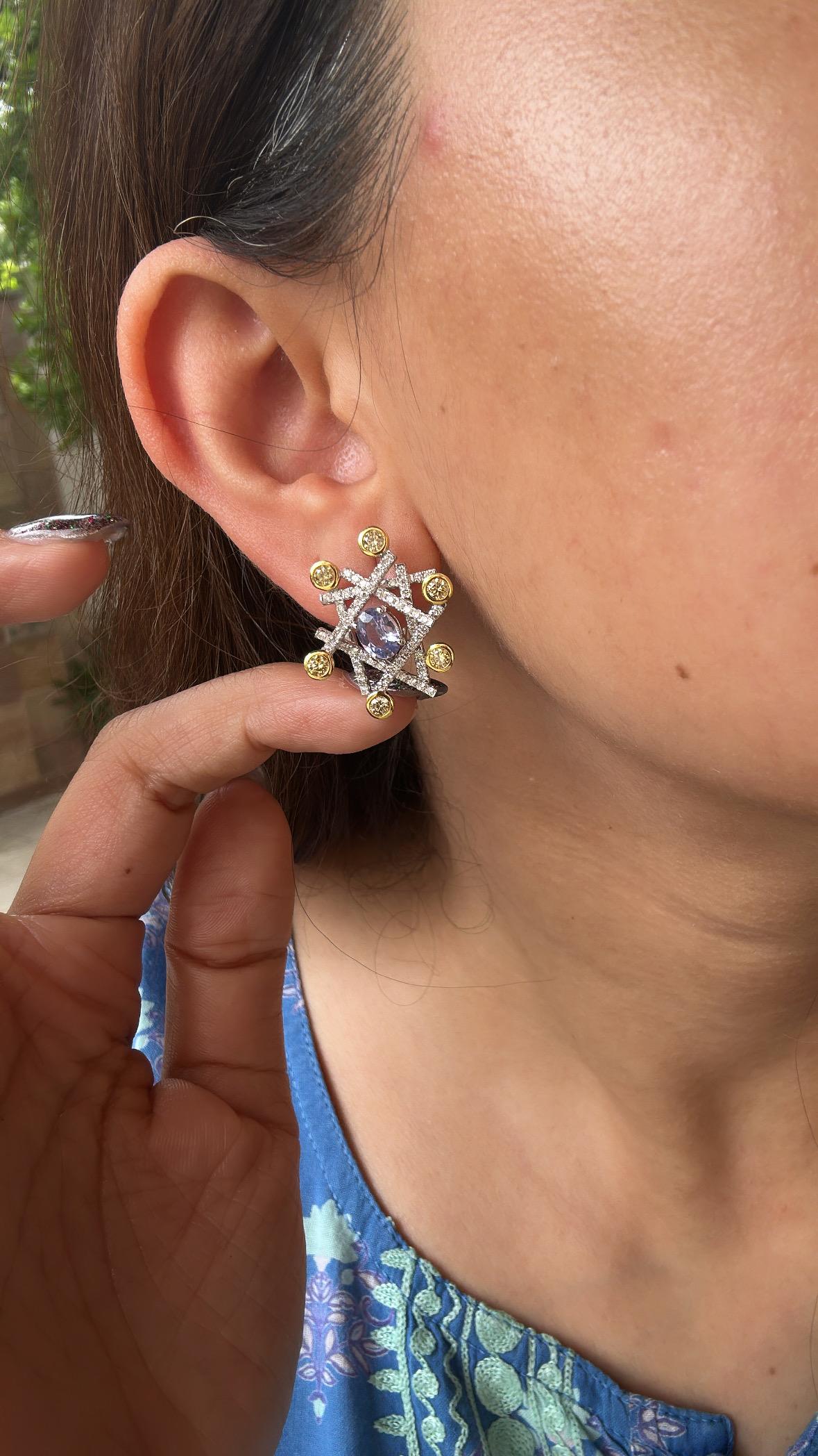 Ohrstecker mit blauem Saphir, grünem Saphir und gelben Diamanten, gefasst in 18K Gold im Angebot 3