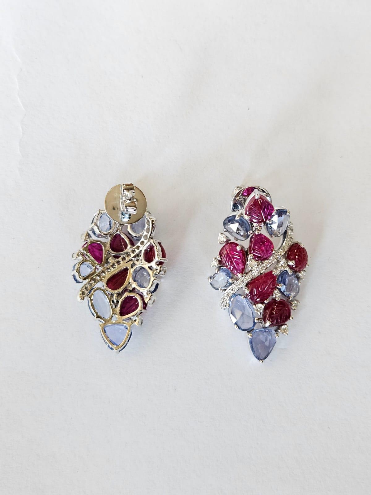 Ohrstecker aus 18 Karat Gold, blauen Saphiren, geschnitzten Rubinen und Diamanten (Moderne) im Angebot