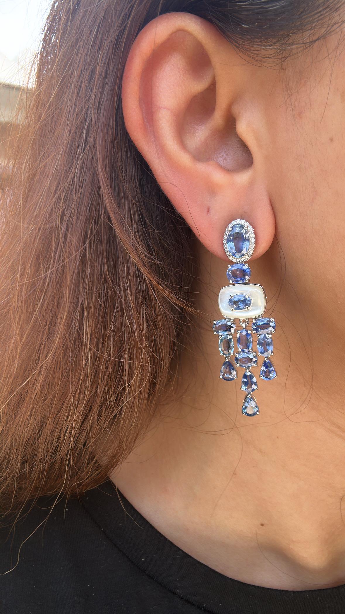 Kronleuchter-Ohrringe aus 18 Karat Gold, blaue Saphire, Perlmutt und Diamanten im Angebot 4