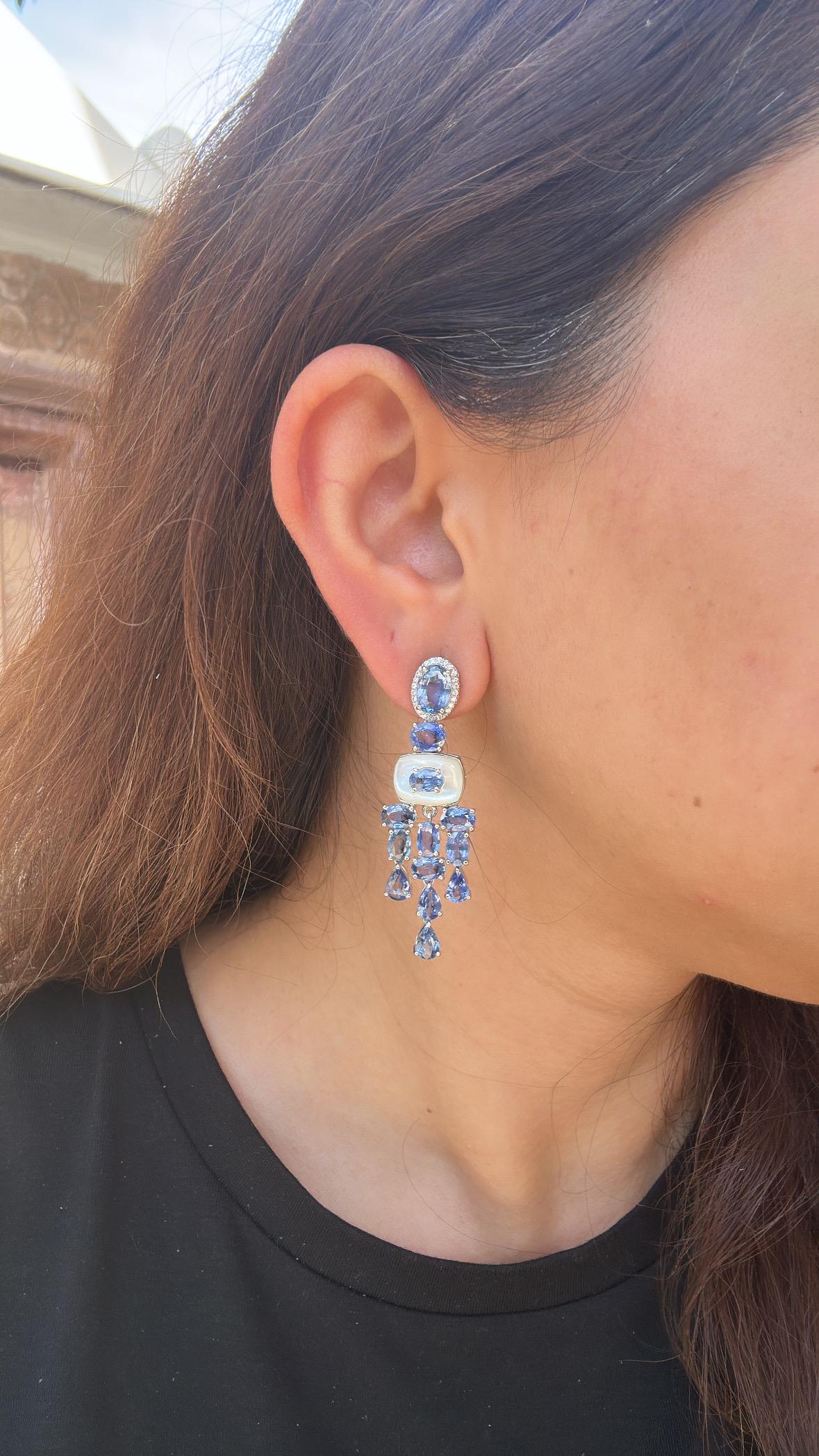 Kronleuchter-Ohrringe aus 18 Karat Gold, blaue Saphire, Perlmutt und Diamanten im Angebot 5
