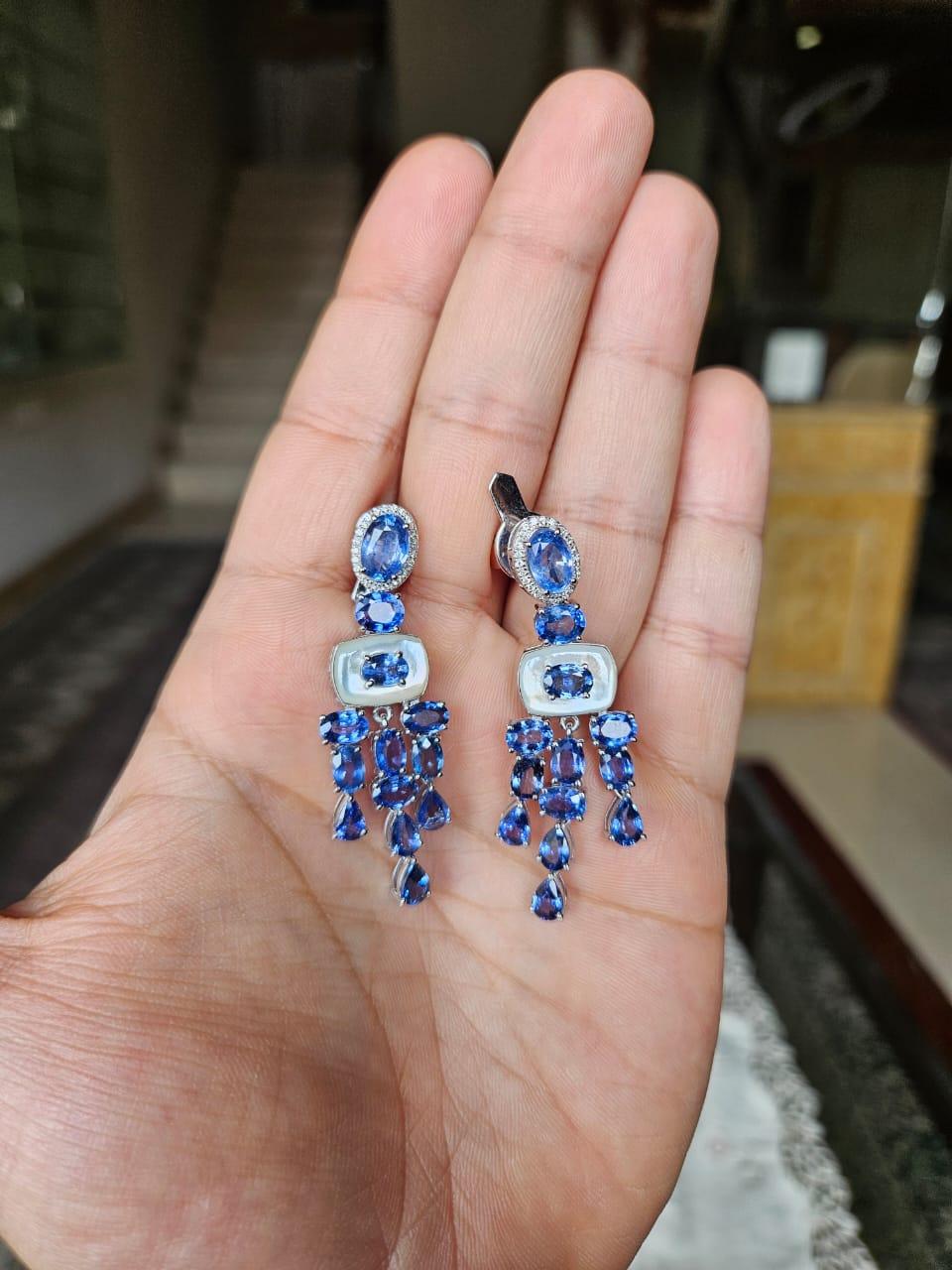  Ein sehr schöner und moderner Stil, blaue Saphire und Perlmutt Kronleuchter Ohrringe in 18K Weißgold und natürlichen Diamanten gesetzt. Das Gewicht der blauen Saphire beträgt 17.19 Karat. Die blauen Saphire stammen aus Ceylon (Sri Lanka). Das