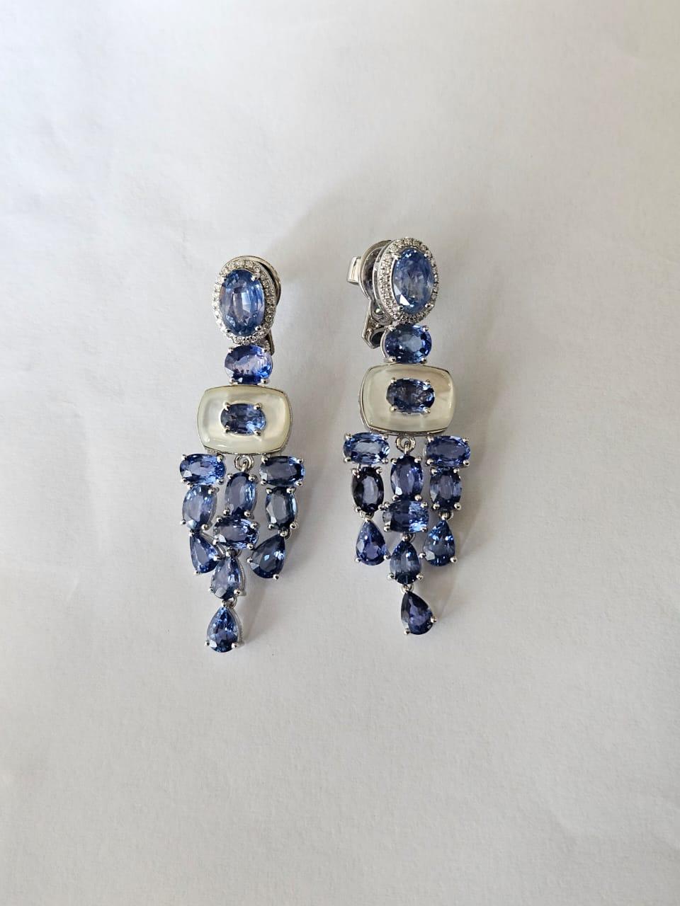 Kronleuchter-Ohrringe aus 18 Karat Gold, blaue Saphire, Perlmutt und Diamanten (Ovalschliff) im Angebot