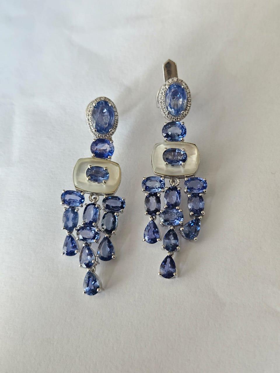 Kronleuchter-Ohrringe aus 18 Karat Gold, blaue Saphire, Perlmutt und Diamanten im Zustand „Neu“ im Angebot in Hong Kong, HK