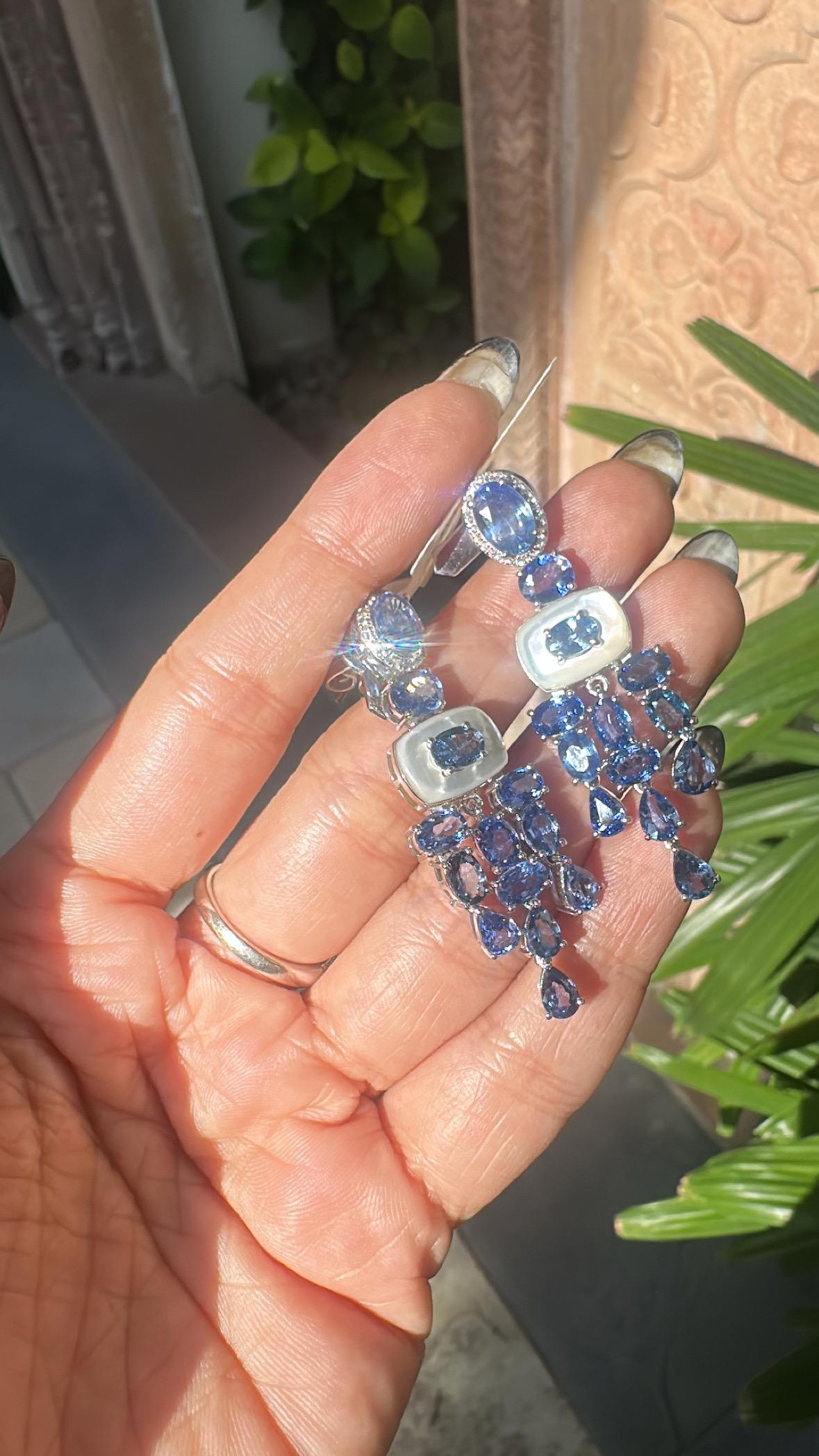 Kronleuchter-Ohrringe aus 18 Karat Gold, blaue Saphire, Perlmutt und Diamanten für Damen oder Herren im Angebot