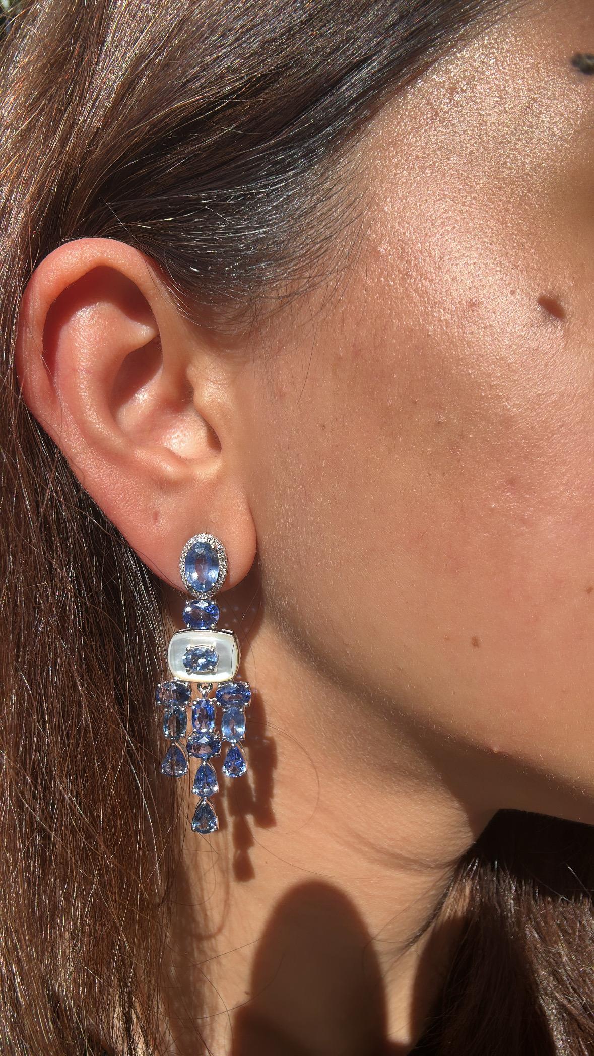 Kronleuchter-Ohrringe aus 18 Karat Gold, blaue Saphire, Perlmutt und Diamanten im Angebot 2
