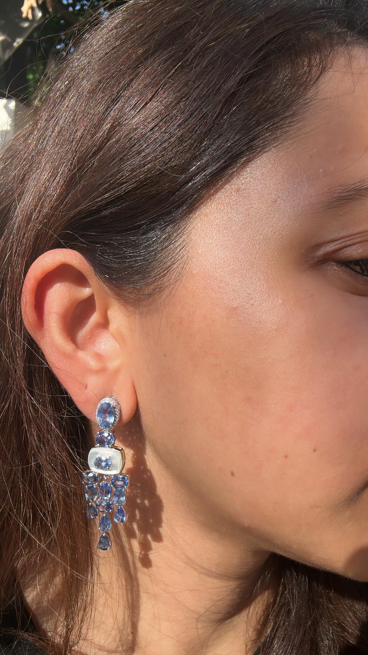 Kronleuchter-Ohrringe aus 18 Karat Gold, blaue Saphire, Perlmutt und Diamanten im Angebot 3