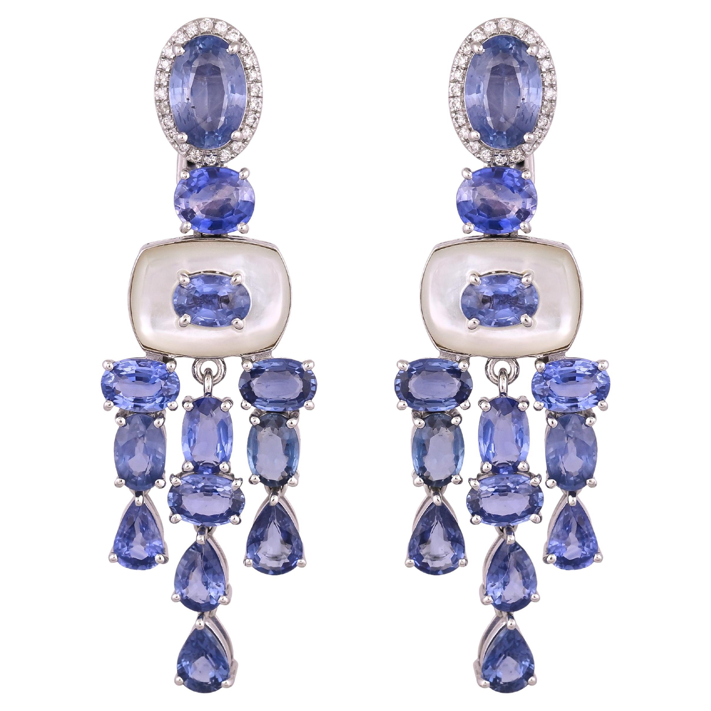 Pendientes araña engastados en oro de 18 quilates, zafiros azules, madreperlas y diamantes