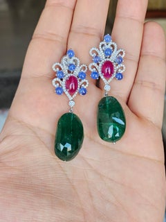 Ohrhänger aus 18 Karat Gold, blauen Saphiren, Rubinen, Smaragd, Tumble und Diamanten