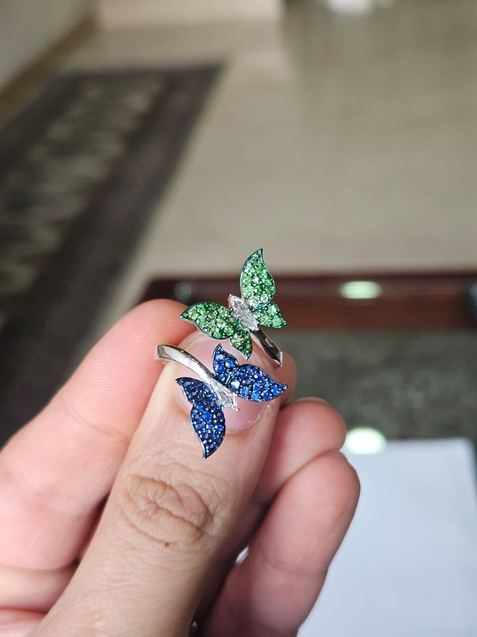 Eine sehr schöne und schöne, modernen Stil, blaue Saphire & Tsavorites Cluster Cocktail-Ring in 18K Weißgold & natürliche Diamanten gesetzt. Das Gewicht der blauen Saphire beträgt 0,56 Karat. Das Gewicht der Tsavoriten beträgt 0,60 Karat. Das