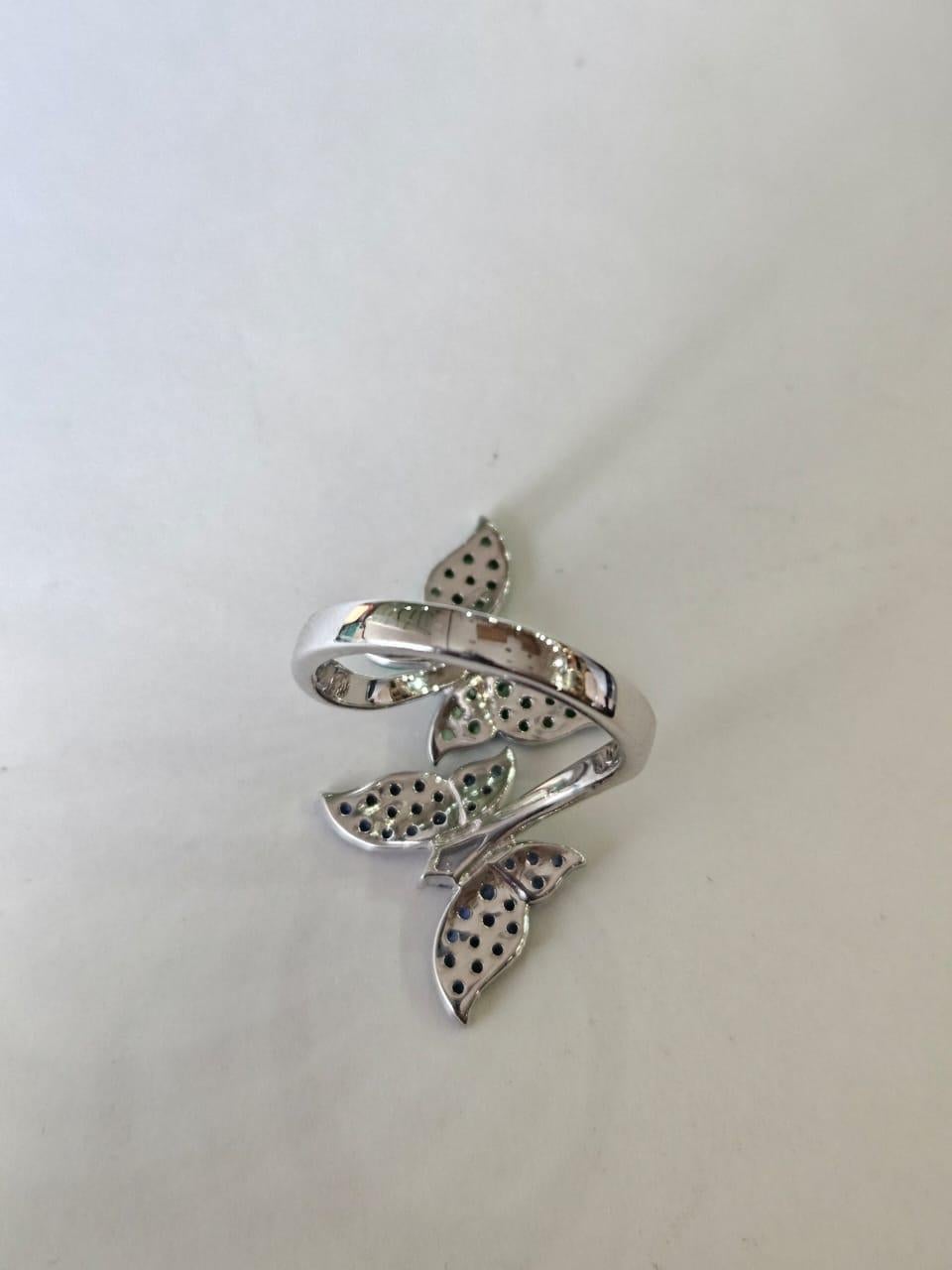 Cluster-Cocktailring mit blauen Saphiren, Tsavoriten und Diamanten, gefasst in 18 Karat Gold (Moderne) im Angebot