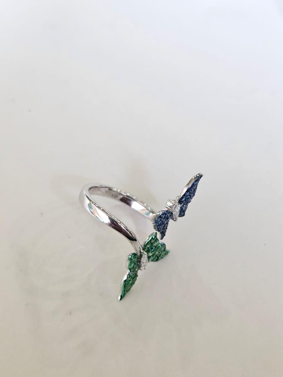 Cluster-Cocktailring mit blauen Saphiren, Tsavoriten und Diamanten, gefasst in 18 Karat Gold (Rundschliff) im Angebot