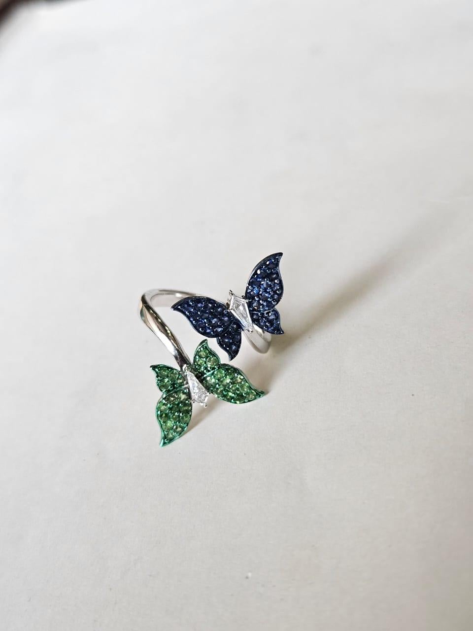 Cluster-Cocktailring mit blauen Saphiren, Tsavoriten und Diamanten, gefasst in 18 Karat Gold im Zustand „Neu“ im Angebot in Hong Kong, HK