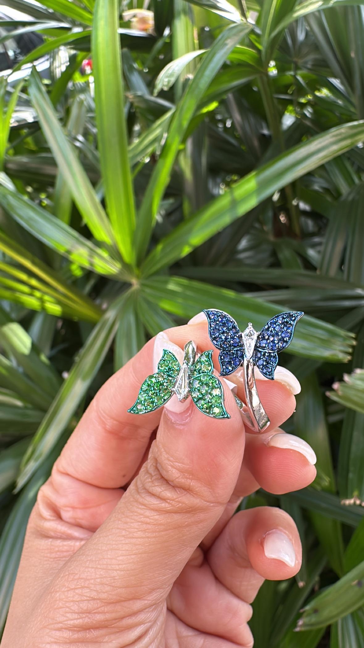 Cluster-Cocktailring mit blauen Saphiren, Tsavoriten und Diamanten, gefasst in 18 Karat Gold für Damen oder Herren im Angebot
