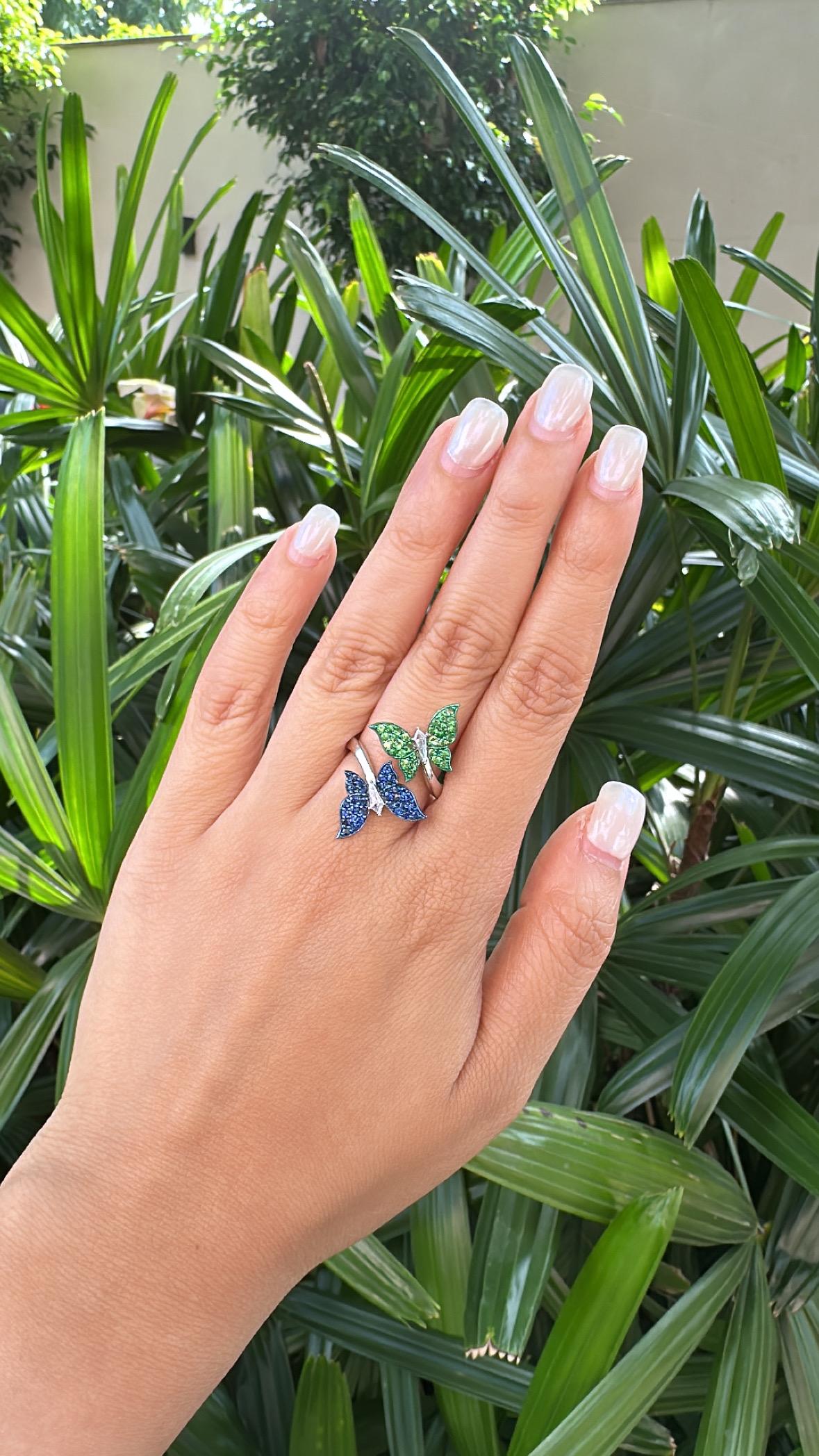 Cluster-Cocktailring mit blauen Saphiren, Tsavoriten und Diamanten, gefasst in 18 Karat Gold im Angebot 1