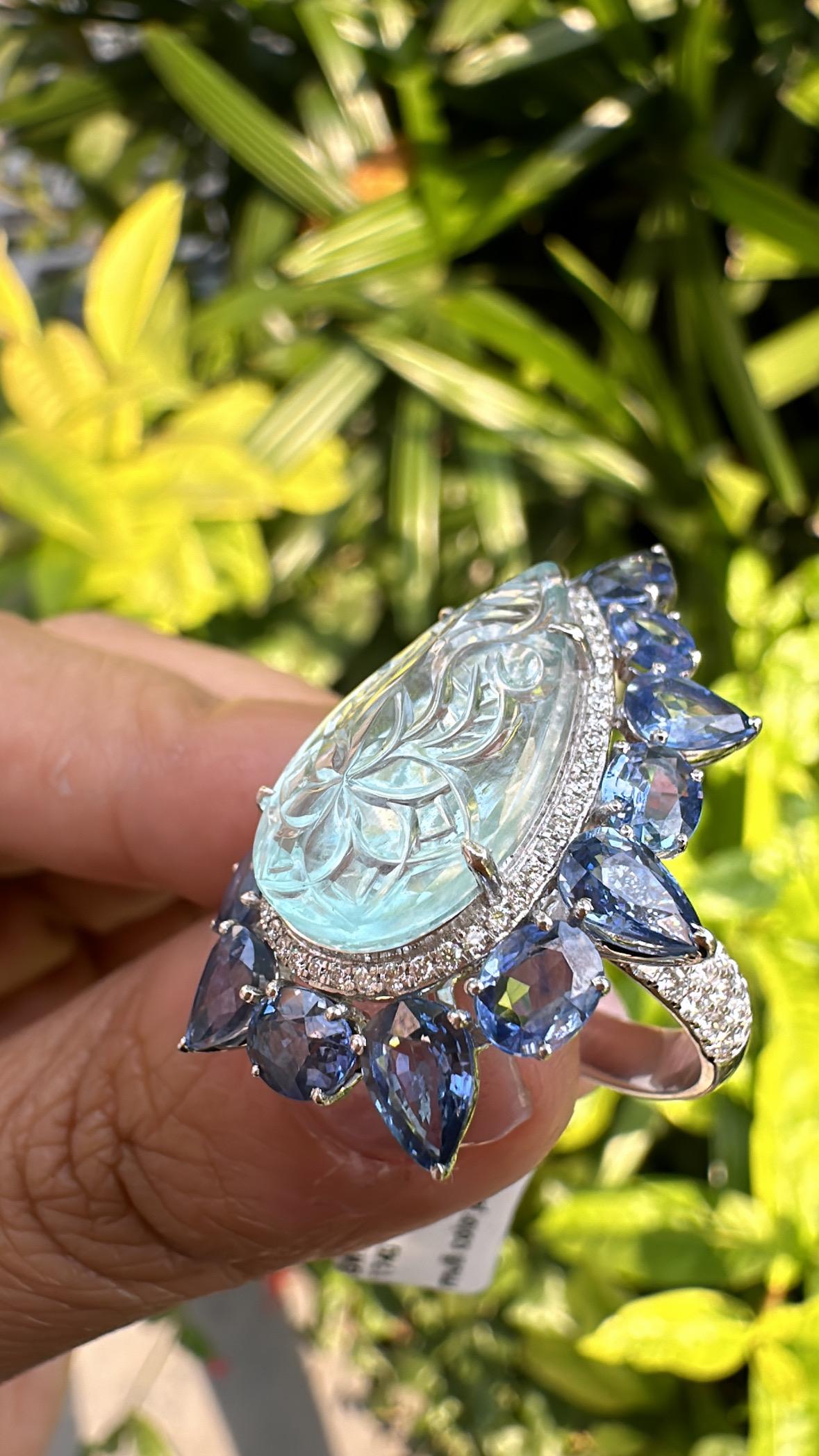 Set in 18K Gold, carved Aquamarine, Blue Sapphires & Diamonds Cocktail Ring In New Condition For Sale In Hong Kong, HK