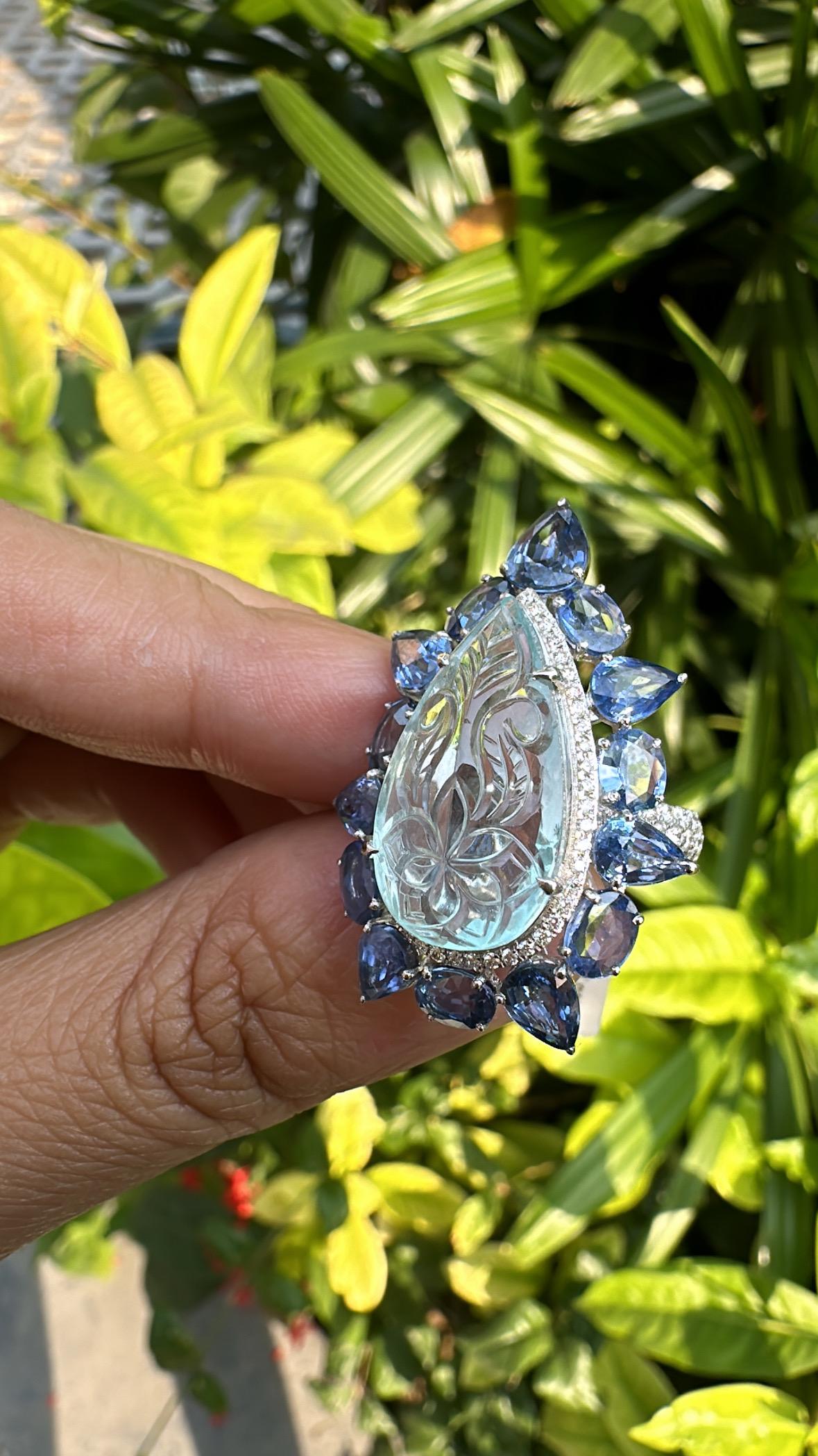 Women's or Men's Set in 18K Gold, carved Aquamarine, Blue Sapphires & Diamonds Cocktail Ring For Sale
