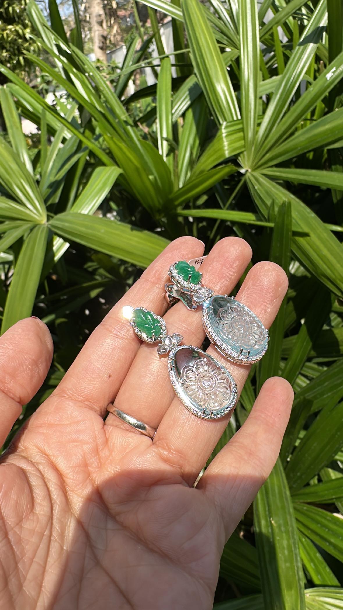 Pendientes colgantes de oro de 18 quilates, aguamarina tallada, esmeralda y diamantes talla rosa en venta 1