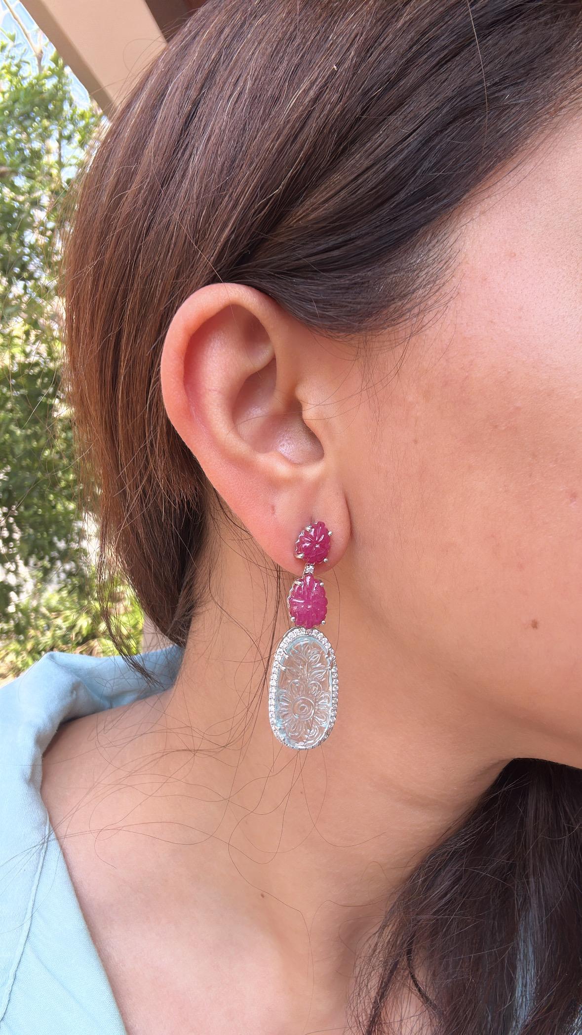 Pendants d'oreilles en or 18 carats, aigue-marine sculptée, rubis du Mozambique et diamants en vente 4