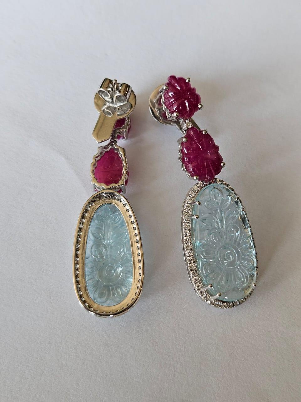Moderne Pendants d'oreilles en or 18 carats, aigue-marine sculptée, rubis du Mozambique et diamants en vente