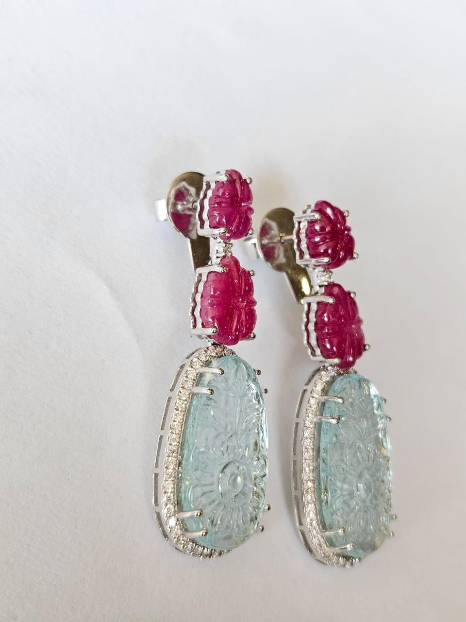 Taille ronde Pendants d'oreilles en or 18 carats, aigue-marine sculptée, rubis du Mozambique et diamants en vente