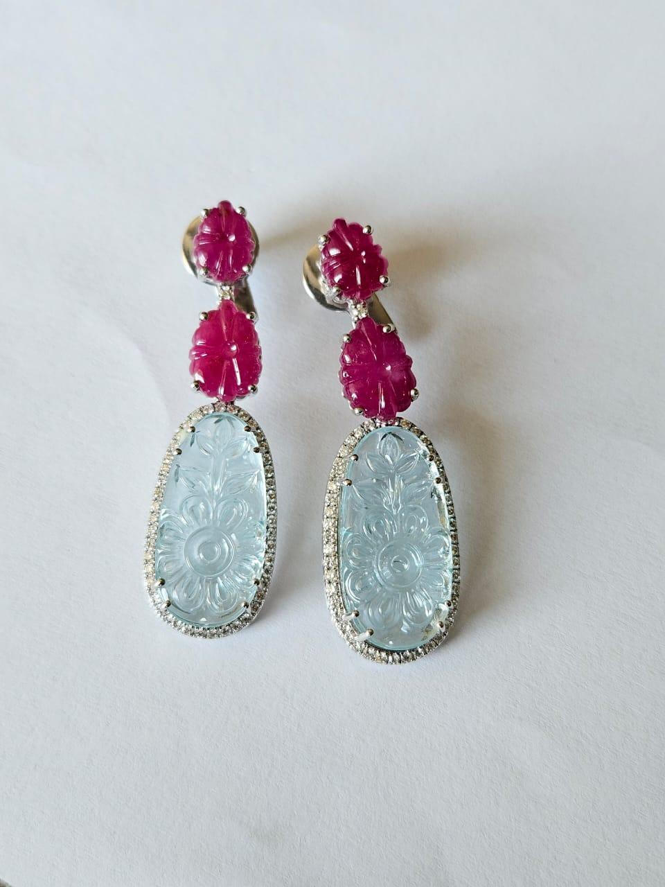 Pendants d'oreilles en or 18 carats, aigue-marine sculptée, rubis du Mozambique et diamants Neuf - En vente à Hong Kong, HK