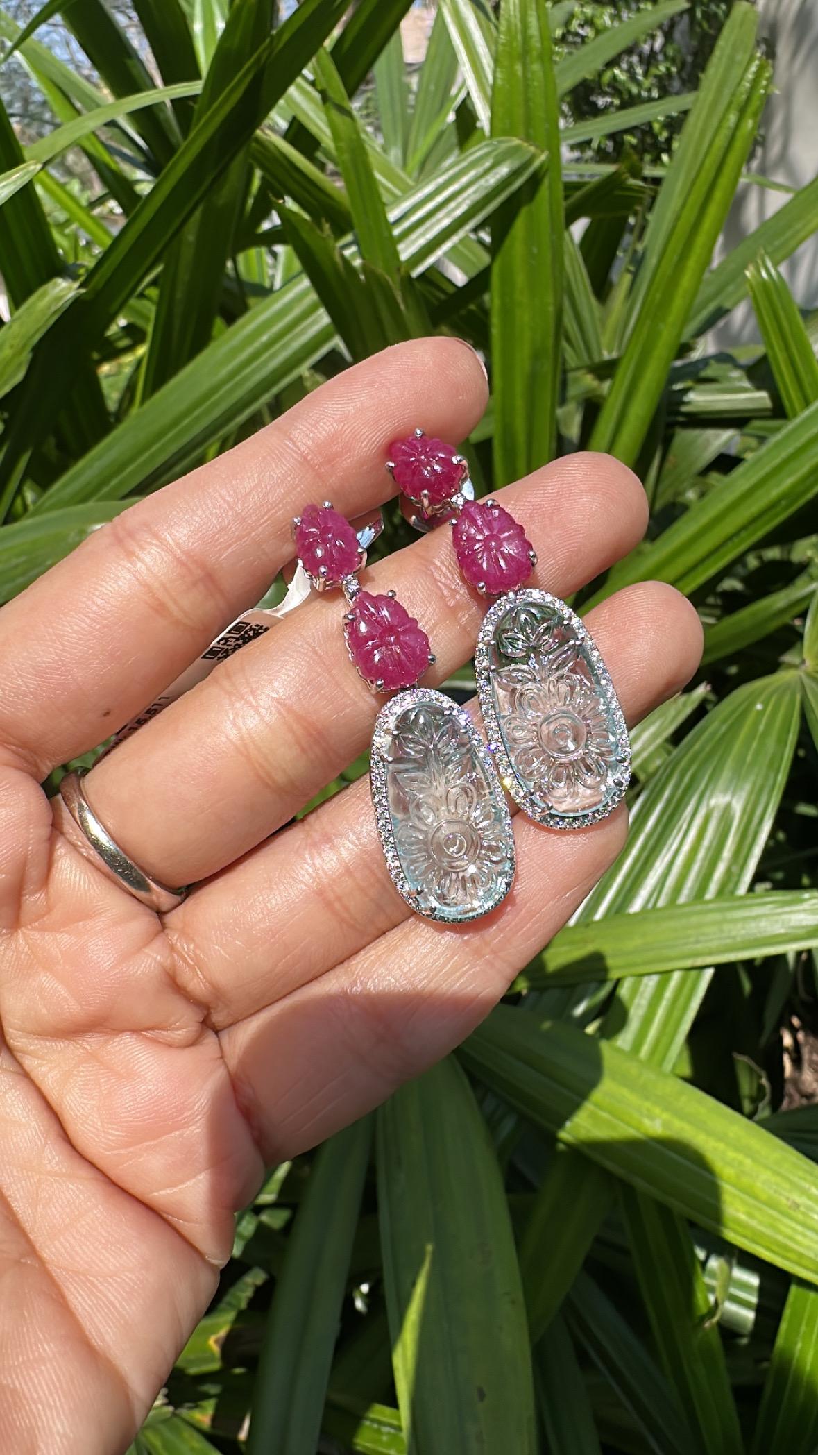 Pendants d'oreilles en or 18 carats, aigue-marine sculptée, rubis du Mozambique et diamants en vente 1