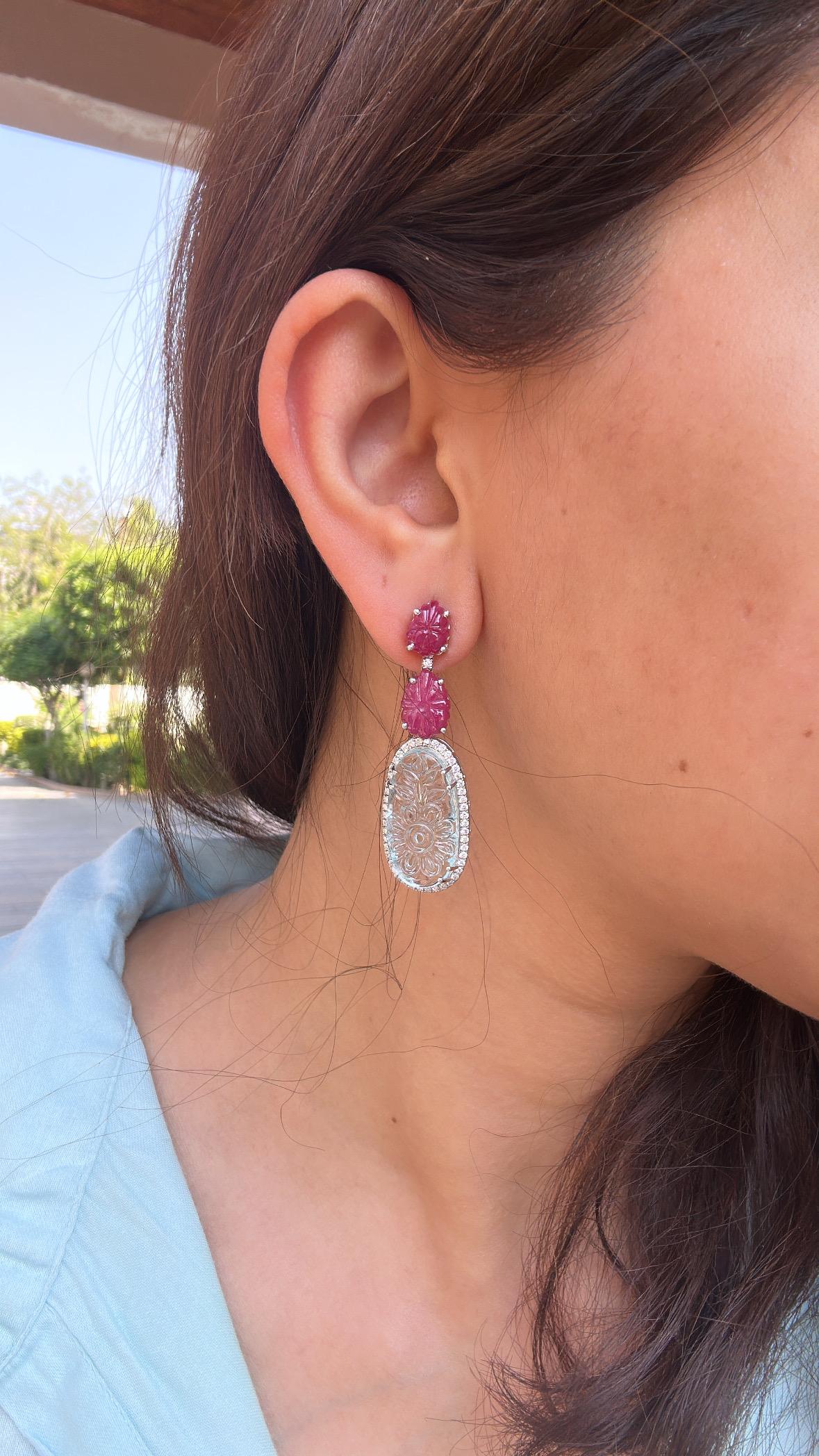 Pendants d'oreilles en or 18 carats, aigue-marine sculptée, rubis du Mozambique et diamants en vente 2
